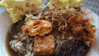 Pecel Rawon Hingga Sego Cawuk, Ini 5 Lokasi Kuliner Malam di Banyuwangi yang Selalu Ramai Sampai Tengah Malam