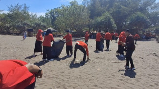 Pantai Watu Ulo Memerah Rayakan 17 Agustus dengan Upacara dan Bersih-Bersih Pantai