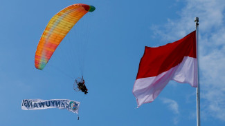 Formasi Angka 17-45 Warnai Pengibaran Bendera Merah Putih di Banyuwangi