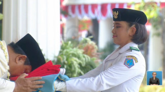 Prabowo Cium Bendera Merah Putih Sebelum Dikibarkan Pada Upacara HUT RI Ke 80