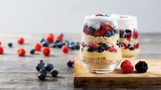Trifle Lemon Berry, Dessert Mewah Berlapis Cuma Susun-Susun!