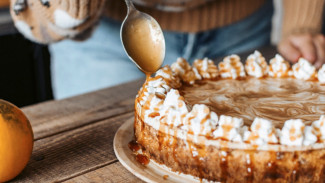 Pie Beku Saus Karamel, Dessert Dingin Anti Ribet!