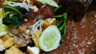 Rujak Cingur Khas Surabaya, Sensasi Gurih yang Bikin Lupa Segalanya