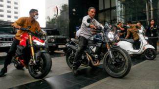 KPK Pamer 21 Kendaraan Mewah Hasil Sitaan Wamenaker Immanuel Ebenezer