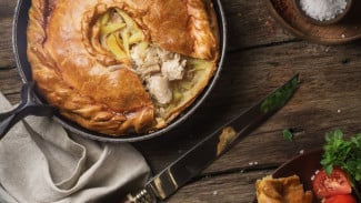 Casserole Ayam Paling Mewah! Dibungkus Roti Puff yang Renyah dan Menggoda