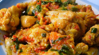 Resep Ayam Woku Khas Manado, Pedasnya Bikin Boros Nasi!
