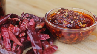 Cara Bikin Chili Oil, Kilau Merah Ajaib yang Bikin Semua Masakan Jadi Juara