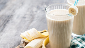 Panas yang Terik Bikin Kamu Kepanasan? Yuk Coba Banana Smoothie yang Menyegarkan!