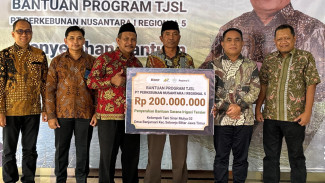 PTPN I Regional 5 Salurkan Bantuan Irigasi Rp200 Juta untuk Petani