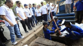 Gerak Cepat! Pemkot Jaksel Turunkan Ratusan Personel Keruk Kali Uangan