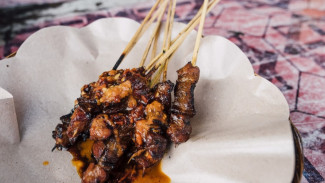 Punya Daging Ayam Di Rumah? Yuk Coba Buat Sate Ayam Ponorogo!