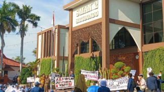 Siswa SMAN 2 Situbondo Gelar Aksi Buntut Tindakan Kepsek Tebang Pohon di Lingkungan Sekolah