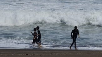 Tiga Anak Nekat Mandi Saat Ombak Setinggi Dua Meter Terjang Pantai Selatan Jember