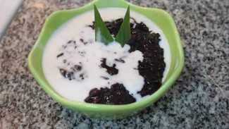 Resep dan Cara Membuat Bubur Ketan Hitam Kuah Santan yang Manis Gurih
