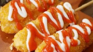 Corn Dog Mozzarella Lumer, Camilan Korea Bikin Hati Meleleh!