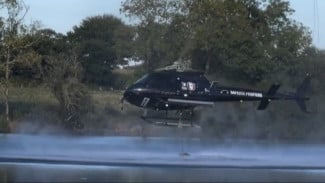 Detik-detik Mengerikan Helikopter Pemadam Kebakaran Jatuh ke Danau di Prancis, Terekam Video Amatir