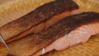Rahasia Salmon Steak Kulit Krispi ala Chef Devina Hermawan, Anti Gagal!