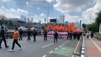 Gedung DPR Dikepung! Buruh Banjiri Jalan Gatot Subroto Hingga Tak Bisa Dilalui