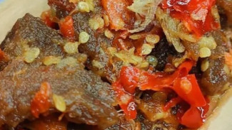 Dendeng Balado Pedas Minang, Pedasnya Nampol Bikin Merem Melek!