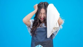 6 Cara Hilangkan Noda Membandel di Baju Putih Secara Alami dan Efektif