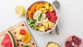 Salad Buah Nusantara Segar Saus Yogurt Madu yang Menyehatkan