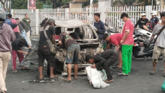 Warga Preteli Mobil Hangus Pascakerusuhan di Polres Jakarta Timur