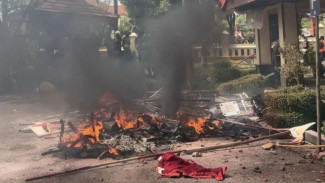 Kerusuhan Pecah di Gedung DPRD Cirebon, Motor Satpam Ikut Jadi Korban Kebakaran
