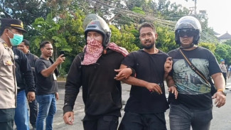 Demo DPRD Bali Berujung Ricuh, Ratusan Demonstran Ditahan