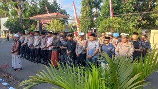 Tragedi Affan Kurniawan, DAI Muda MUI Probolinggo Selenggarakan Sholat Ghoib di Depan Mapolres