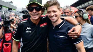 Valentino Rossi dan Casey Stoner Akhiri Rivalitas Panas dengan Pelukan di MotoGP Austria