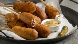 Gak Perlu Antri! Resep Corn Dog Anti Gagal, Kejunya Lumer Banget
