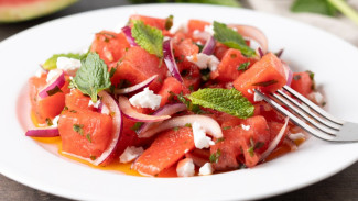 Resep Salad Semangka Unik, Dijamin Bikin Adem Seketika!