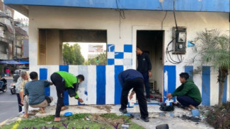 Ojol dan Warga Surabaya Gotong Royong Bersihkan Pos Polisi Pasca Kerusuhan