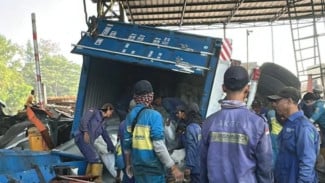 Truk Kontainer Tabrak Gerbang Tol Ciawi 2, Petugas Luka dan Tiga Gardu Rusak