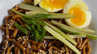 Jajangmyeon Korea Hitam Gurihnya Bikin Lupa Diet