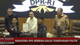 Anggota DPR Rapat Sambil Demo, Aksi Mahasiswa Tuntut Gaji DPR Dipotong Demi Rakyat!