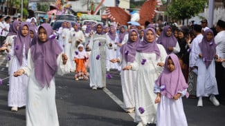 Ribuan Warga Banyuwangi Meriahkan Tradisi Endhog-Endhogan Maulid Nabi