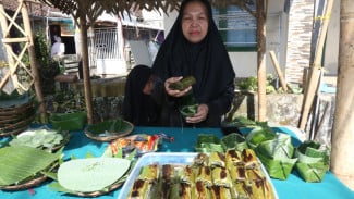 Desa Banjar Hidupkan Tradisi Lewat Festival Sego Lemeng & Kopi Uthek