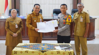 Dukung Program Polisi RW, Pemkot Probolinggo Serahkan Bantuan 30 Unit Motor
