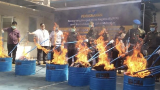 Selamatkan Uang Negara, Bea Cukai Makassar Musnahkan Jutaan Rokok Ilegal dan Pakaian Bekas!