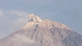 Gunung Semeru Kembali Erupsi, Masyarakat Diimbau untuk Hentikan Aktivitas
