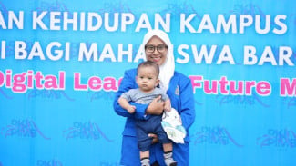 Kisah Inspiratif! Ibu Dua Anak Ikut Ospek Unmuh Jember Sambil Gendong Bayi