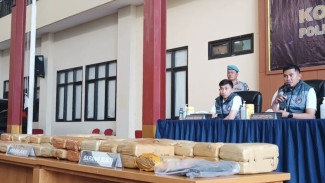 Gudang Penyimpanan 53 Kg Ganja di Cakung Digerebek, 2 Pengedar Terancam 20 Tahun Penjara!