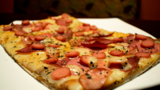 Pizza Loyang Sosis Rumahan yang Lezat dan Praktis, Topping Melimpah Bikin Nagih