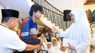 Tak Sekadar Beri Santunan, Khofifah Ganti Uang Tabungan Musisi Jalanan Korban Kebakaran!