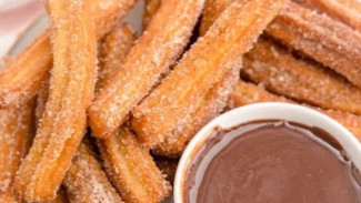 Churros Spanyol Renyah Manis Dengan Taburan Gula