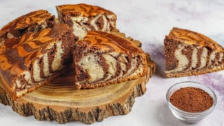 Resep Bolu Marmer Kukus ala Chef Devina Hermawan, Lembut dan Moist Tanpa Oven