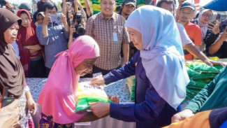 Warga Tumpah Ruah Banjiri Pasar Murah Probolinggo