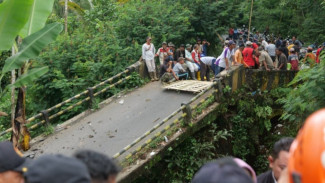 Warga Senduro Gotong Royong Pulihkan Jalur Antar Desa