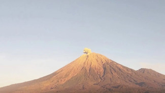 Gunung Semeru Erupsi Berulang, Kolom Abu Capai 700 Meter